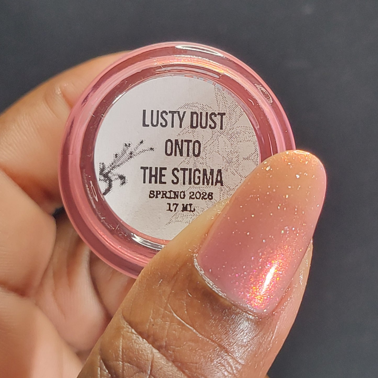 LUSTY DUST ONTO THE STIGMA