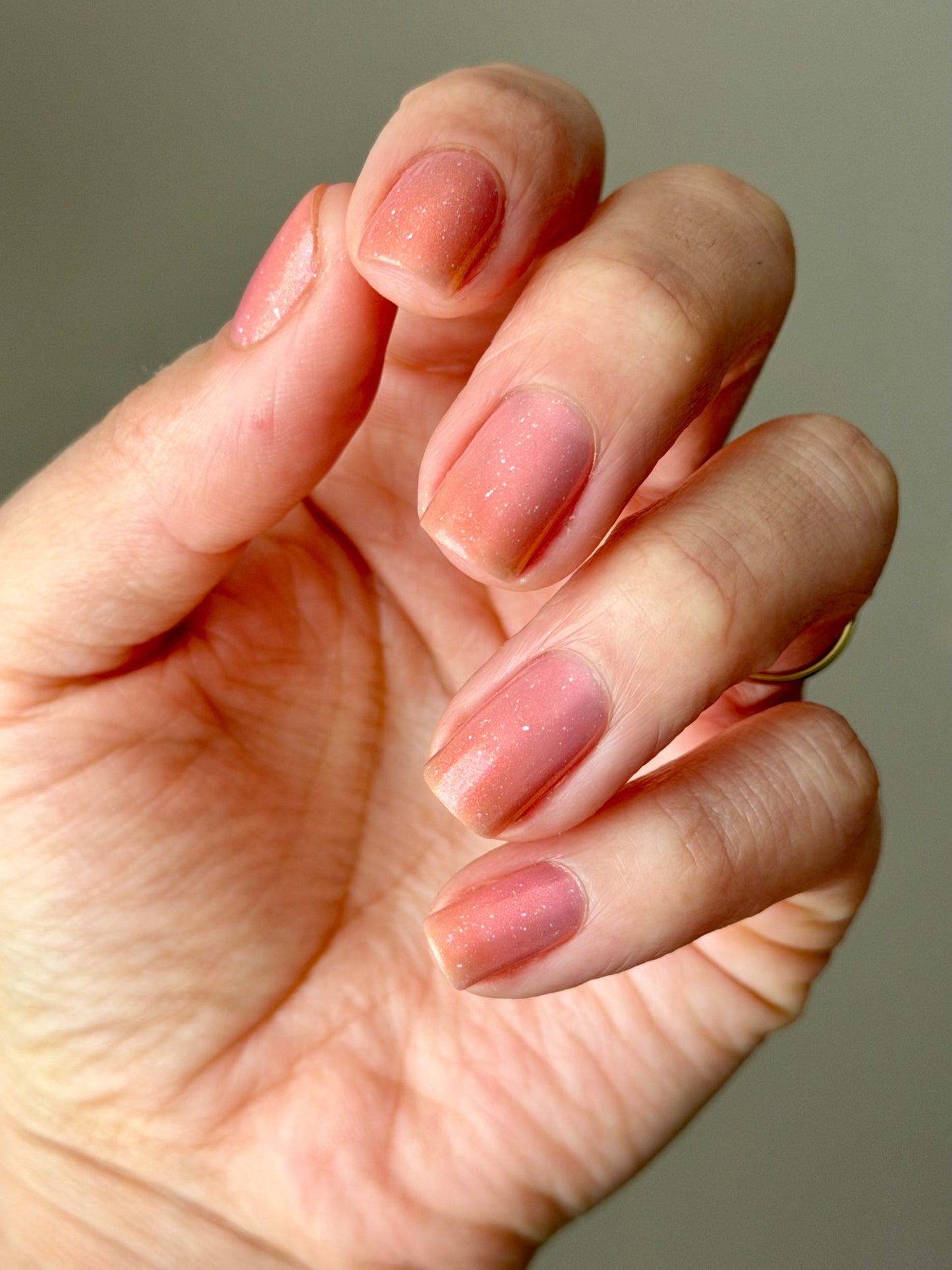 LUSTY DUST ONTO THE STIGMA