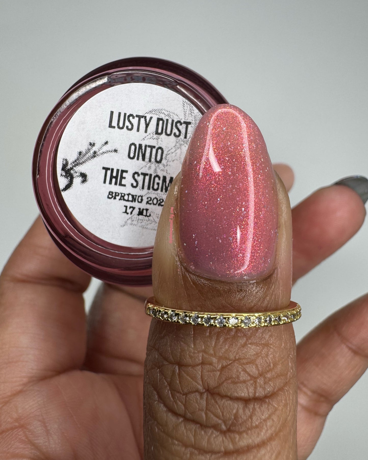 LUSTY DUST ONTO THE STIGMA