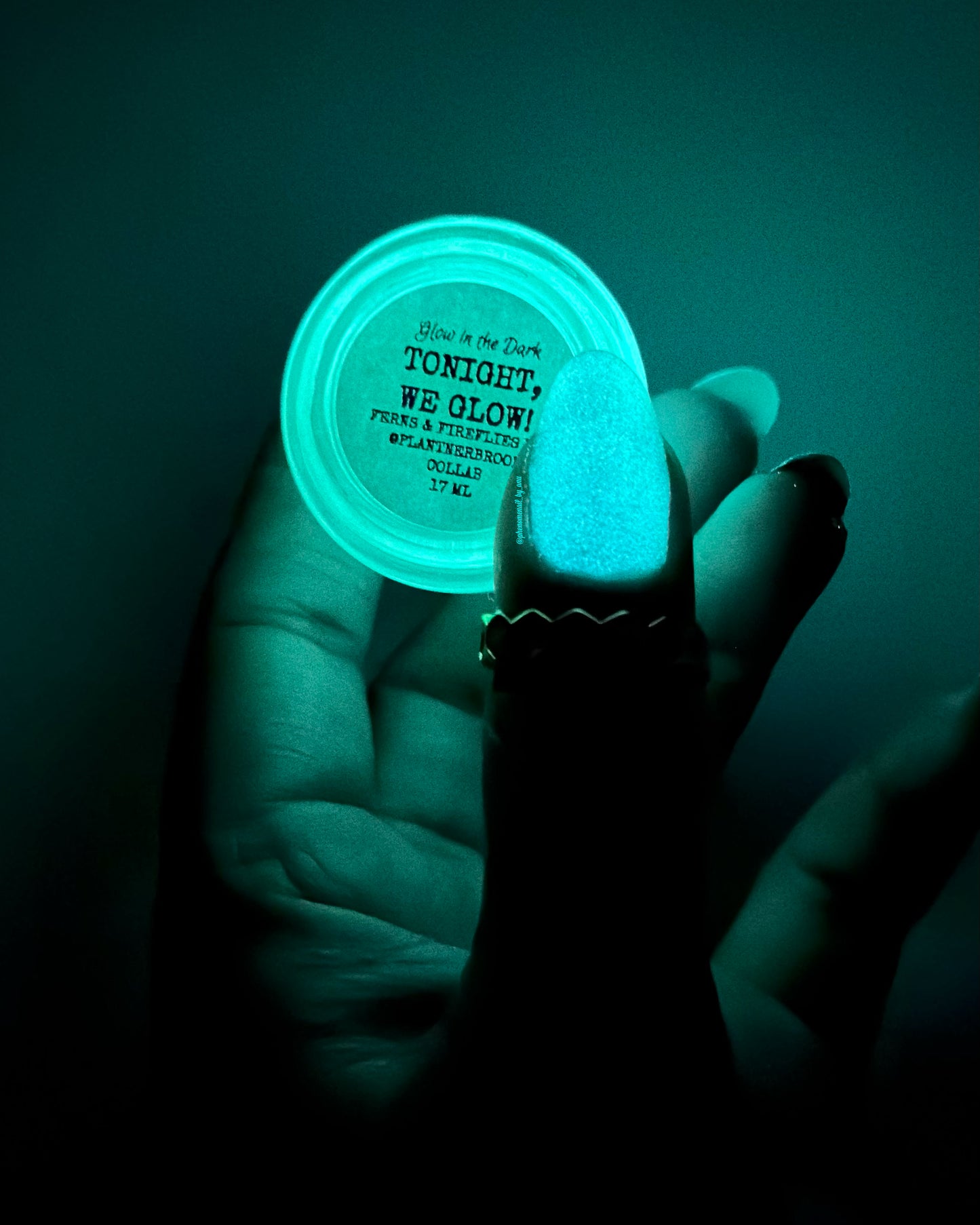 TONIGHT, WE GLOW! (GLOW IN THE DARK)